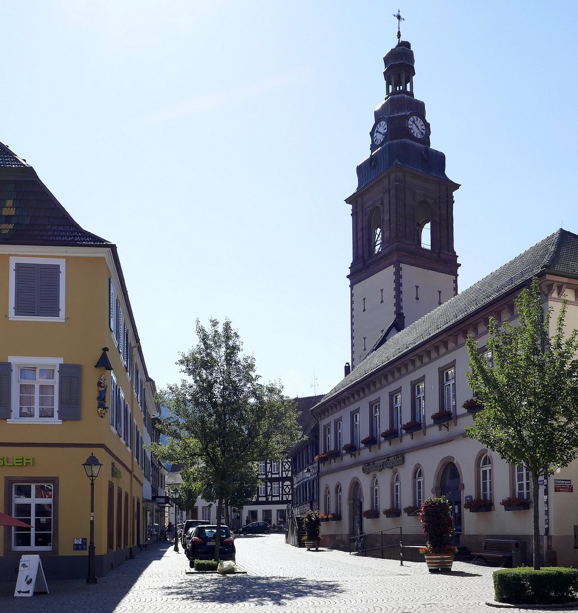 Haslach, Blick vom Marktplatz zum Turm der Kirche St.Arbogast, Juni 2020