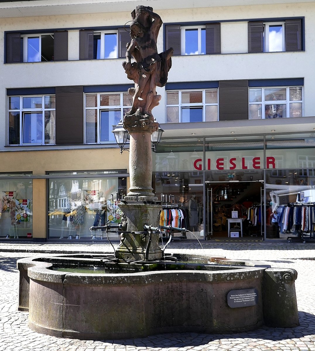 Haslach, der Brunnen, benannt nach dem Stadtpatron St.Sebastian, 1738 aufgestellt auf dem Marktplatz, Juni 2020