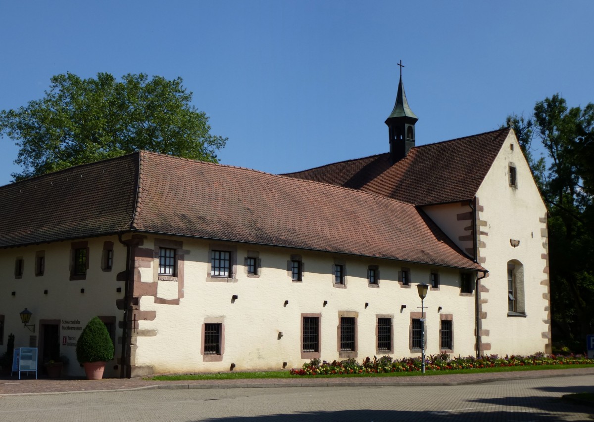 Haslach im Kinzigtal, das 1630-32 erbaute Kapuzinerkloster mit der Klosterkirche, im Konventgebude(links) befindet sich das Schwarzwlder Trachtenmuseum, Juli 2013 
