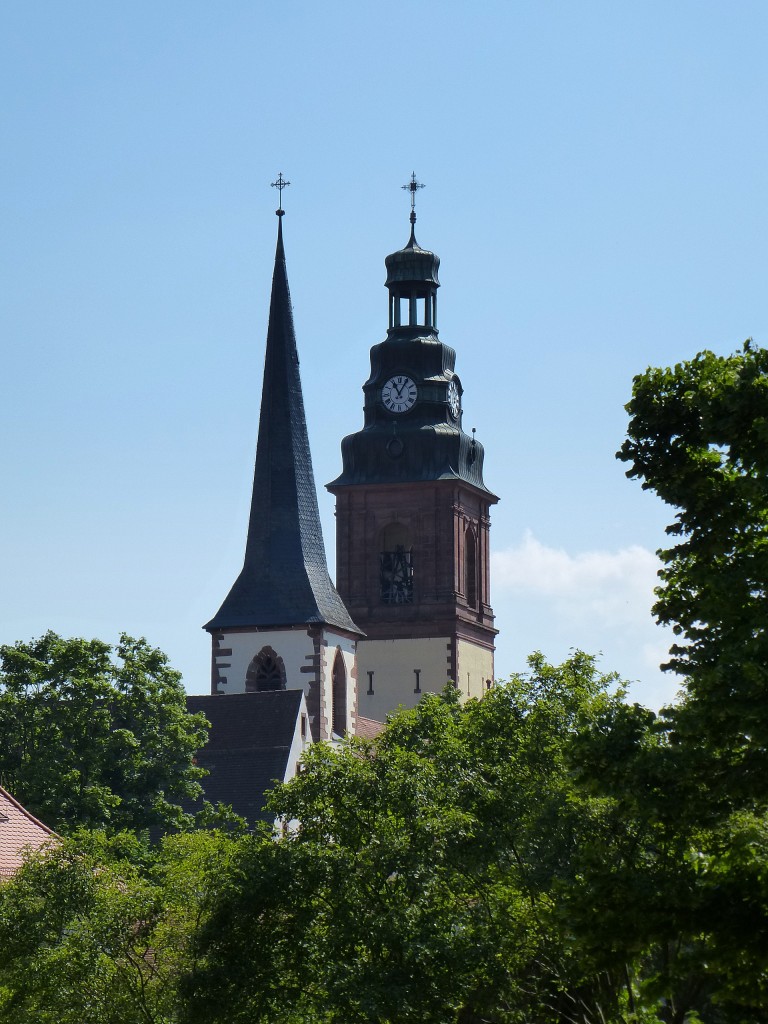 Haslach im Kinzigtal, der gotische und der neobarocke Turm der Stadtkirche St.Arbogast, Juli 2013