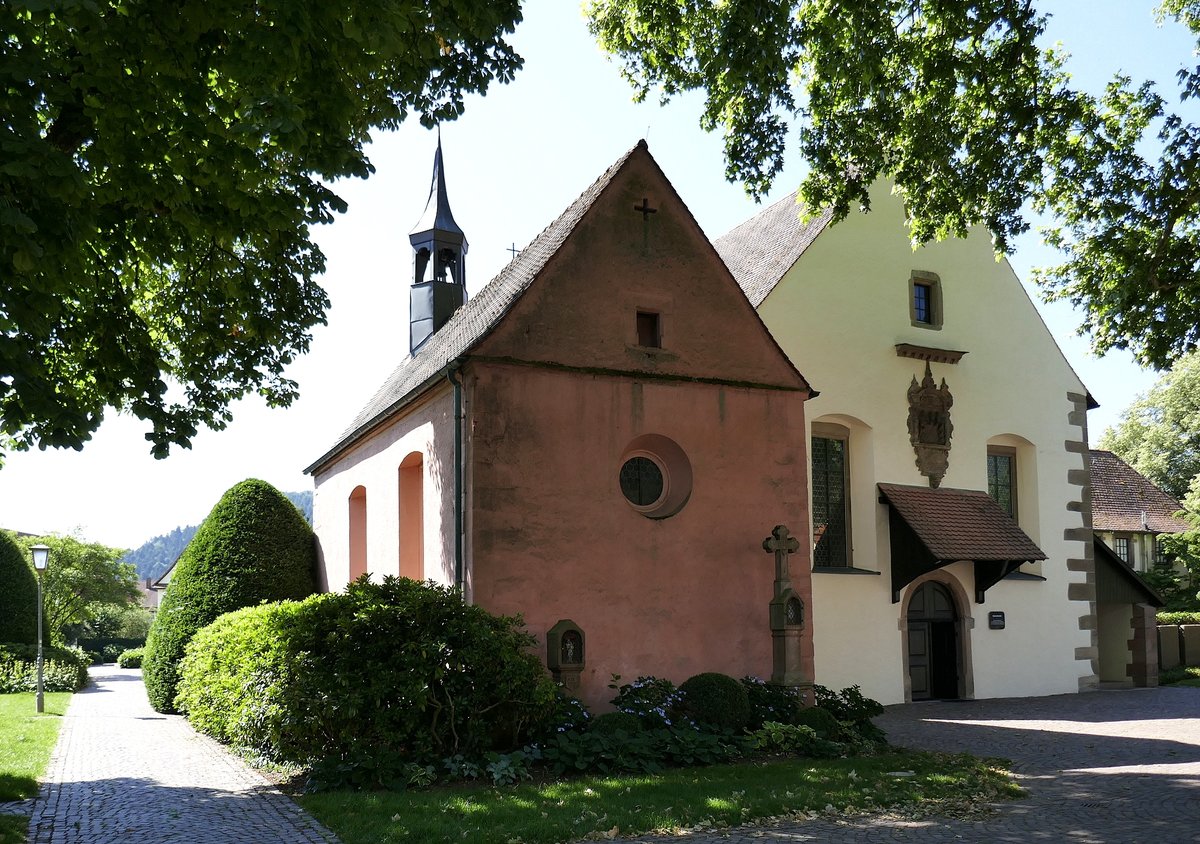 Haslach, links die Loretokapelle, rechts die Klosterkirche St.Christopherus des ehemaligen Kapuzinerklosters, Juni 2020