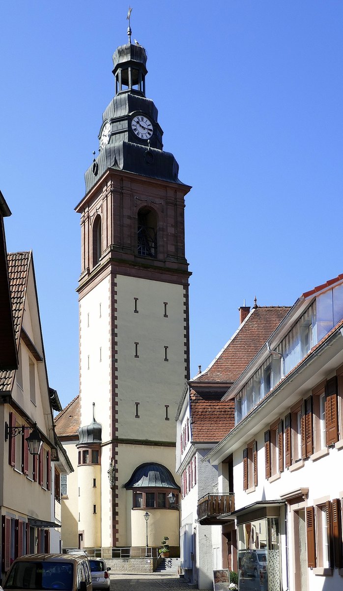 Haslach, der neue Kirchturm der katholischen Stadtkirche wurde bei der baulichen Erweiterung des Gebudes 1906-08 errichtet, Blick aus der Kirchgasse, Juni 2020 