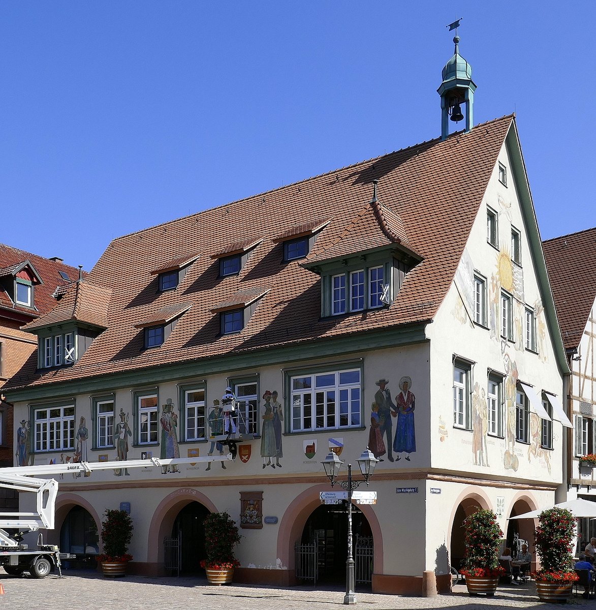 Haslach, das Rathaus der ca. 7.000 Einwohner zählenden Stadt im Kinzigtal/mittlerer Schwarzwald, wurde 1733 neu aufgebaut nach dem großen Stadtbrand, Juni 2020