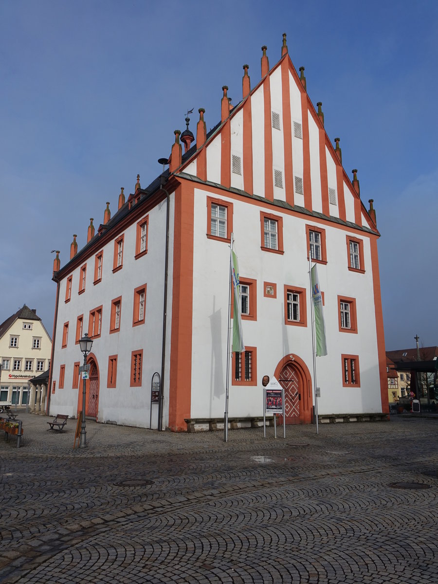Hassfurt, Altes Rathaus am Marktplatz, dreigeschossiger Satteldachbau mit Werksteingliederungen und Fialengiebel in Sandstein, sptgotisch erbaut im 15. Jahrhundert (25.03.2016)