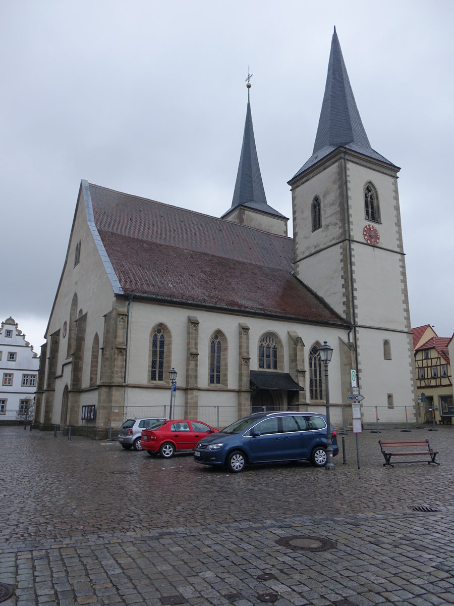 Hassfurt, kath. Stadtpfarrkirche St. Kilian, dreischiffige Staffelhalle mit Satteldach und eingezogenem Chor zwischen zwei Osttrmen, sptgotisch, erbaut ab 1396 (25.03.2016)