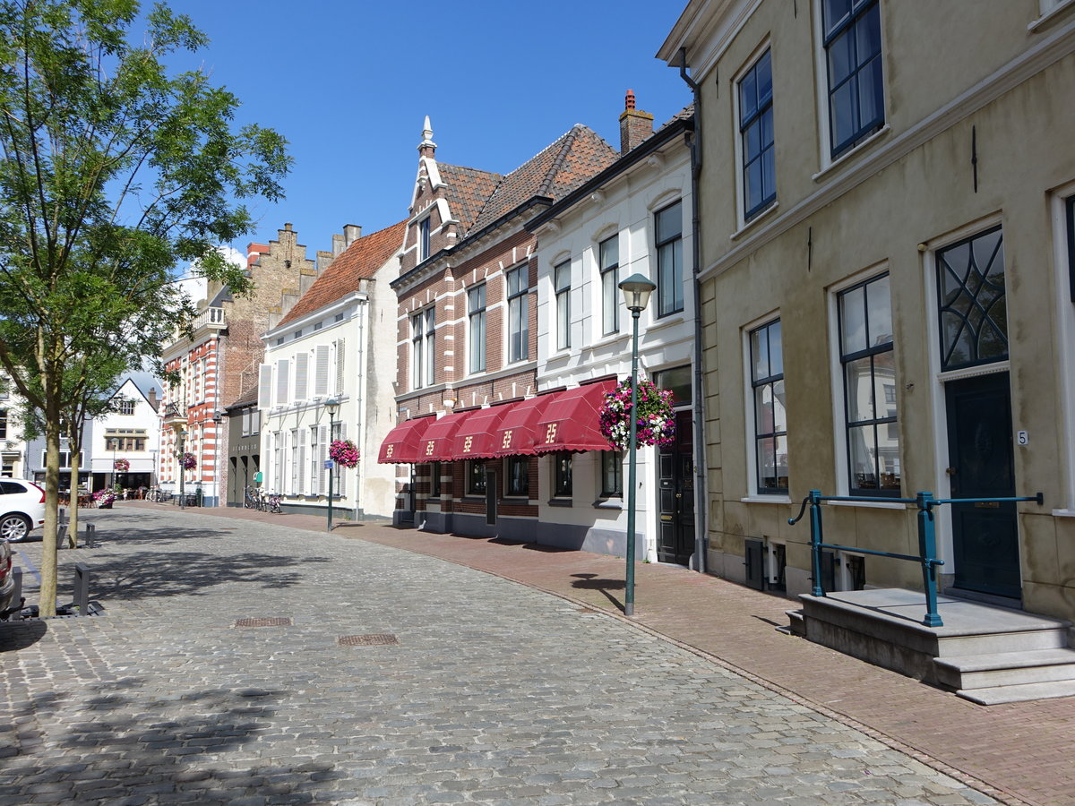 Hattem, historische Huser am Kerkplein in der Altstadt (23.07.2017)