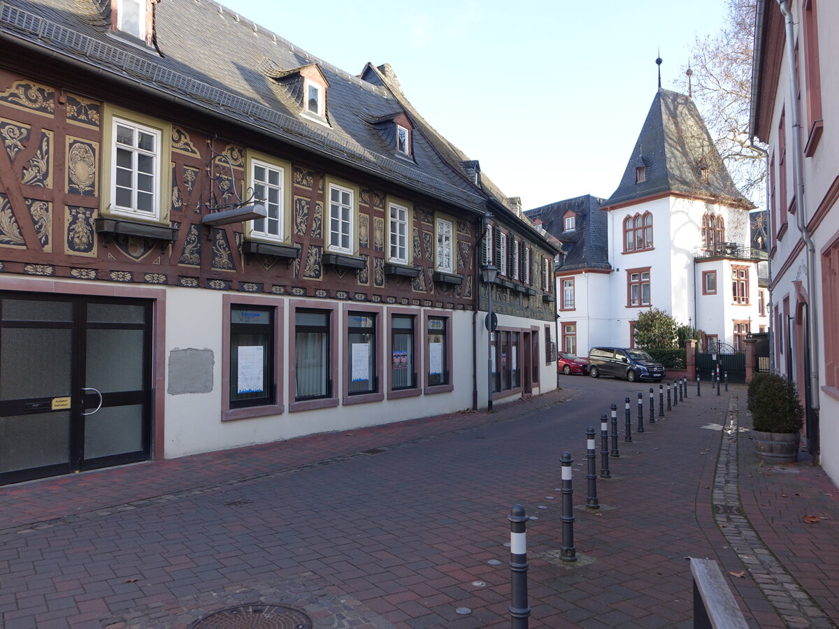 Hattenheim, Gebude der Rheingauer Volksbank mit Malereien des Malers Claudy (30.01.2022)