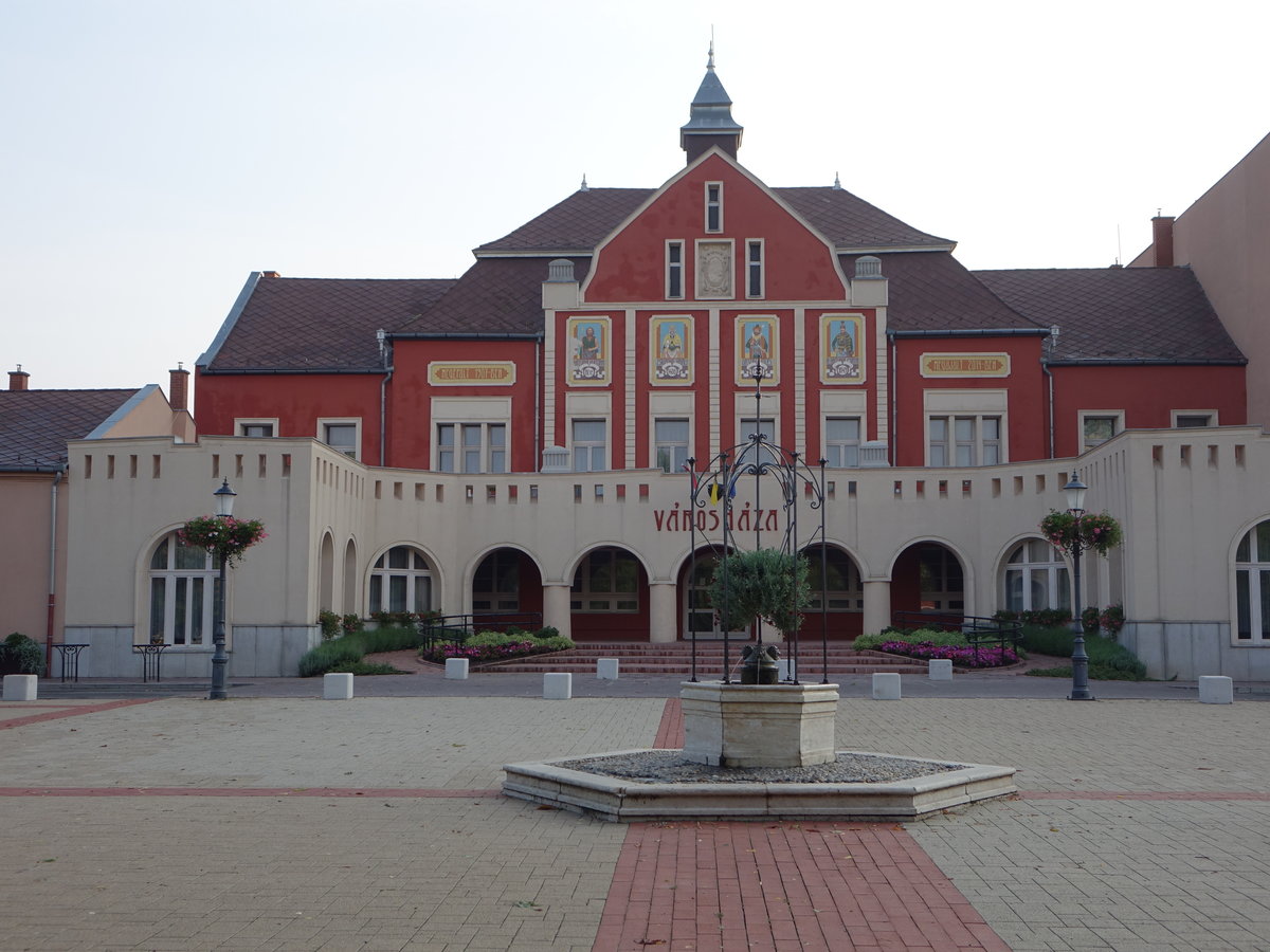 Hatvan, Rathaus am Hauptplatz Kossuth Ter, erbaut 1907 (02.09.2018)