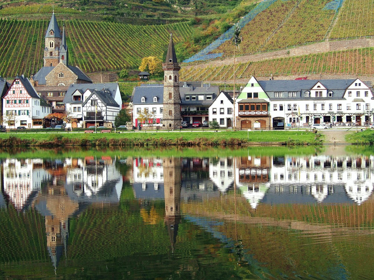 Hatzenport an der Mosel mit neugotischer Rochuskirche und Fhrturm. Bei vlliger Windstille spiegelt sich das Ortsbild in der Mosel wider. (31. Oktober 2014)