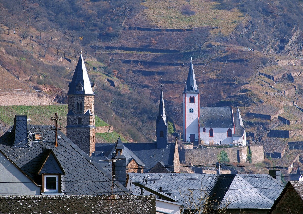 Hatzenport. Rochuskirche und Johanneskirche, die oberhalb des Ortes in den Weinbergen liegt. Charakteristisch fr ein Moseldorf sind die mit Schiefer gedeckten Dcher und die Weinbergsterassen in Steillagen. (8. Mrz 2015) 