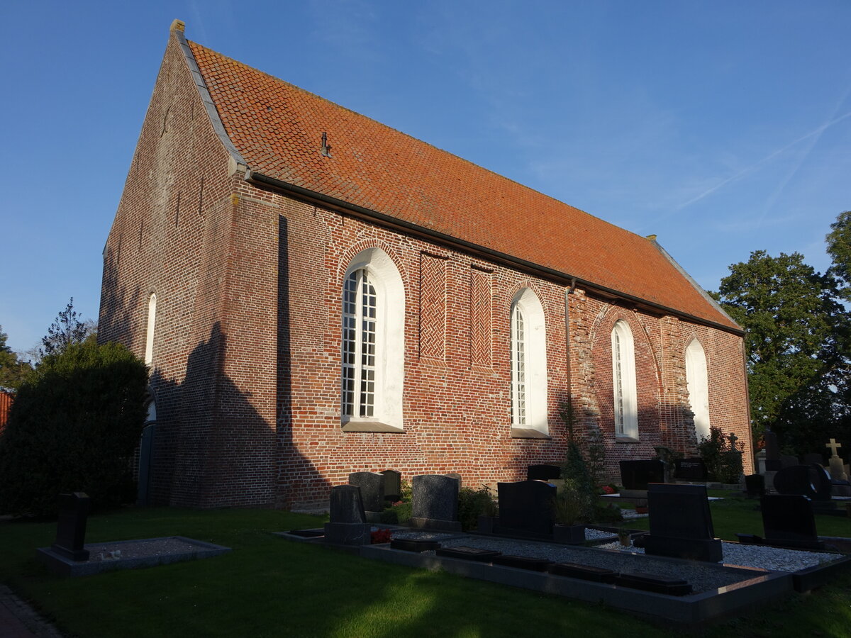 Hatzum, evangelische Dorfkirche St. Sebastian, erbaut im 13. Jahrhundert (09.10.2021)