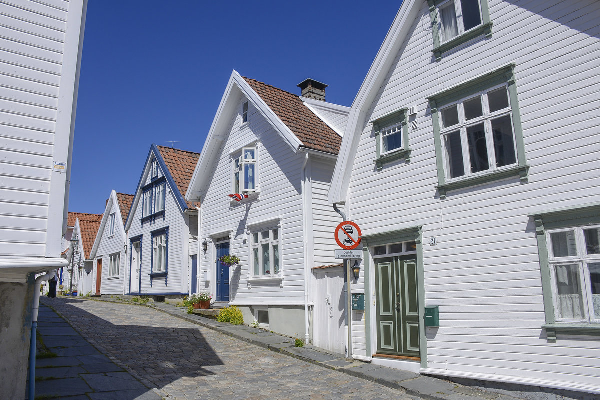 Haugvaldstads Gate in der Stavanger Altstadt (»Gamle Stavanger«) in Norwegen. Aufnahme: 3. Juli 2018.