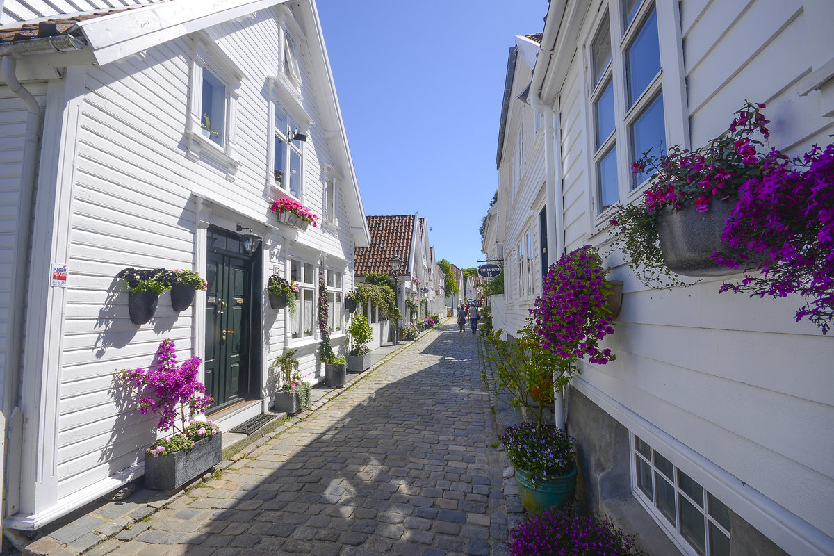 Haugvaldstads Gate in der Stavanger Altstadt (Gamle Stavanger) in Norwegen. Aufnahme: 3. Juli 2018.