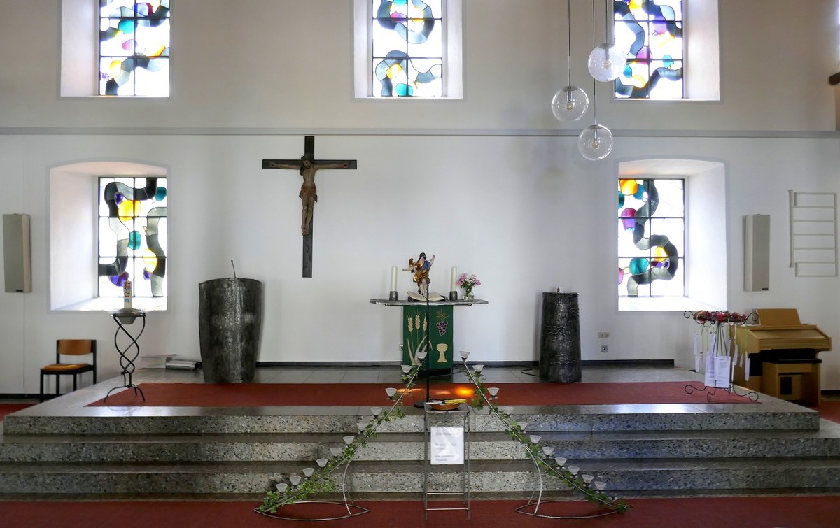 Hauingen, Blick zum Altar in der Nikolaus-Kirche, Juli 2020