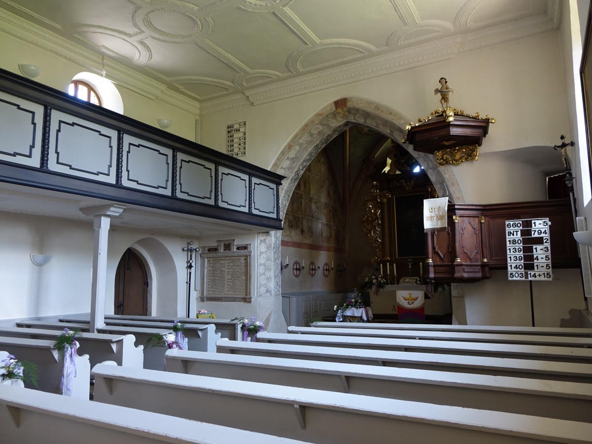 Haundorf, St. Wolfgang Kirche, Stuckdecke von Mathias Auernheimer, Altar und Kanzel stammen von Giuseppe Volpini, sptgotische Fresken im Chor (04.06.2015)