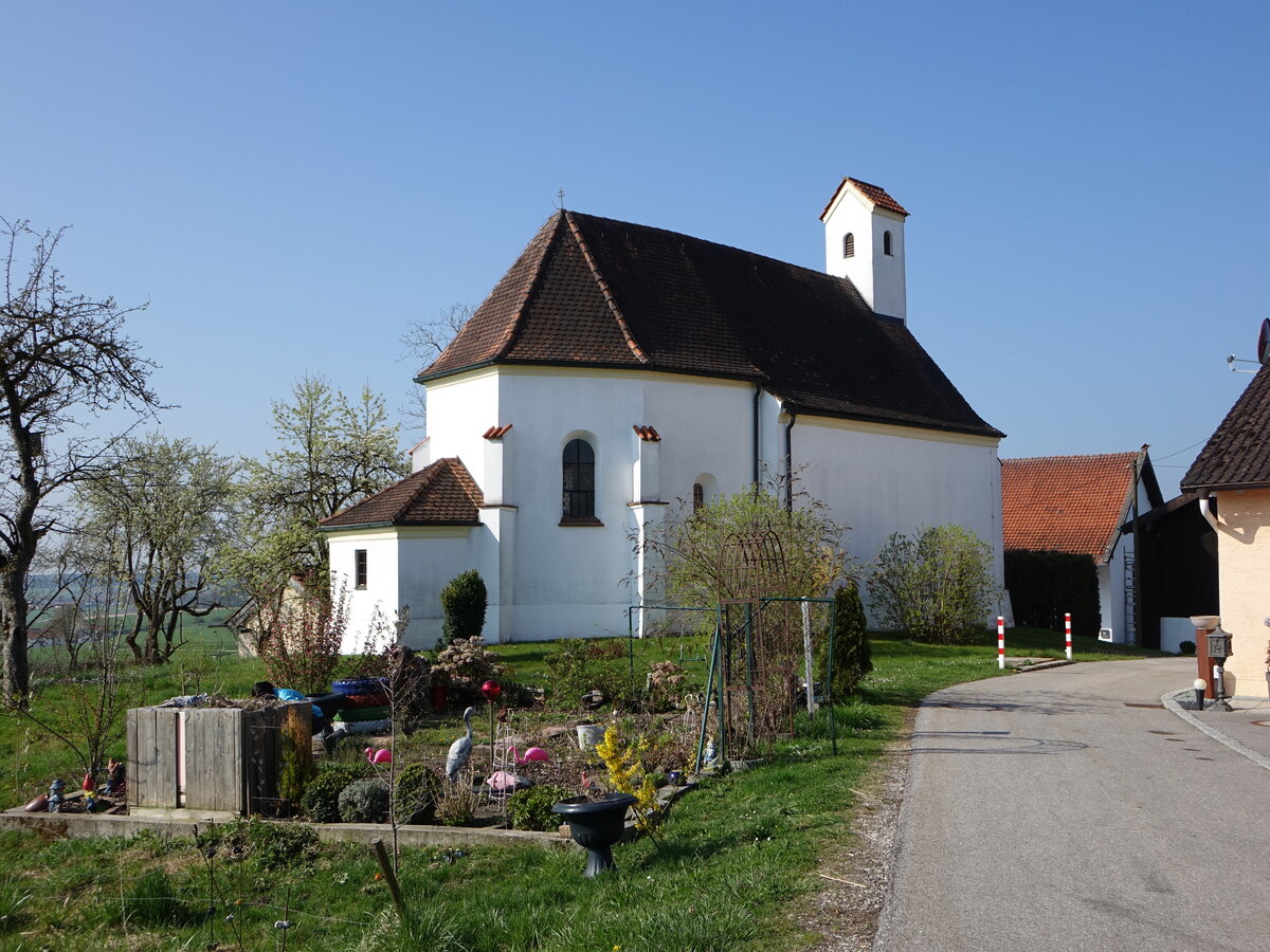Haunertsholzen, Pfarrkirche St. Ulrich, kleiner verputzter Backsteinbau mit Dachreiter, erbaut im 14. Jahrhundert (09.04.2017)