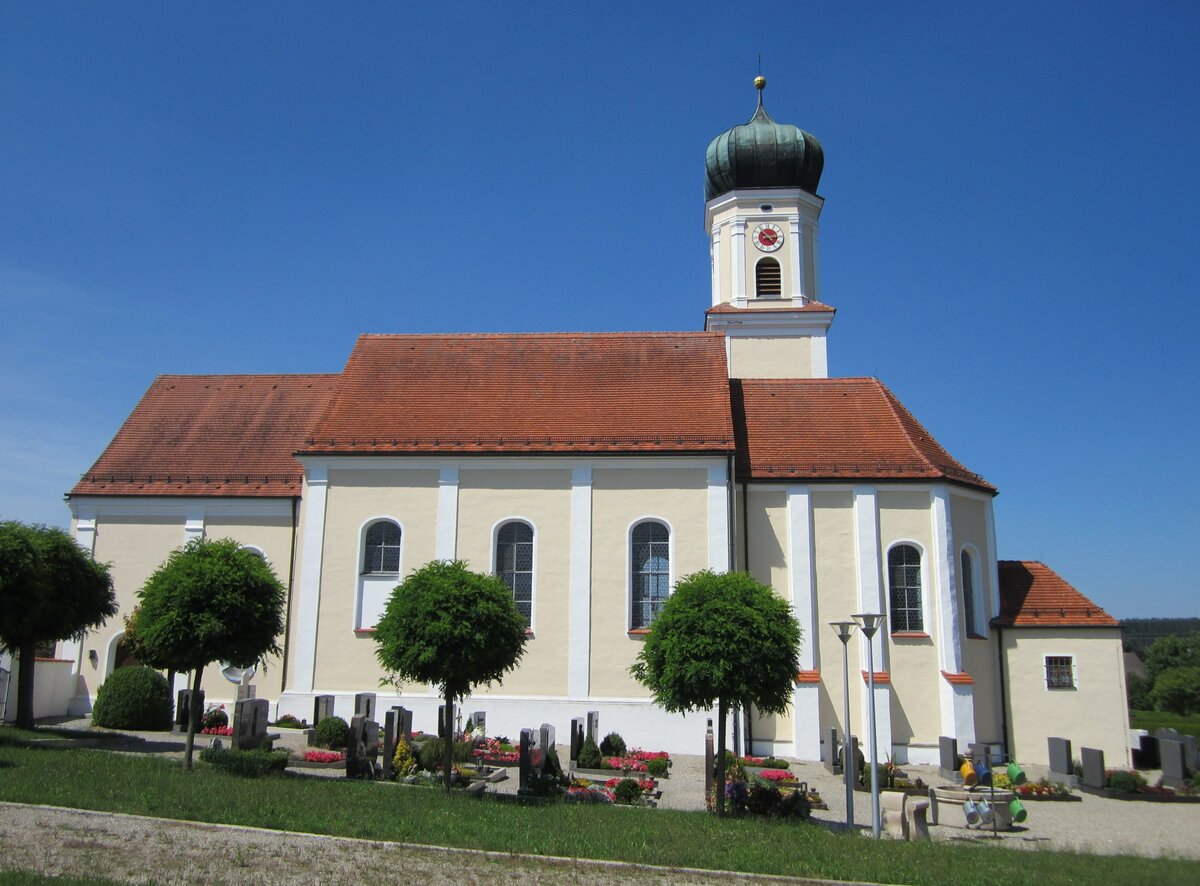 Haunswies, kath. Pfarrkirche St. Jakobus, Saalbau mit flacher Stichkappentonne und eingezogenem Chor, Chor erbaut 1507, Langhaus von 1777, erweitert 1984 (19.07.2014)