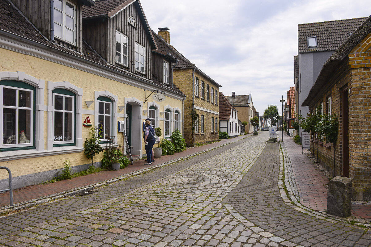 Haupstrae im Fischerdorf Maasholm an der Schlei (Angeln). Aufnahme: 7. Juni 2021.