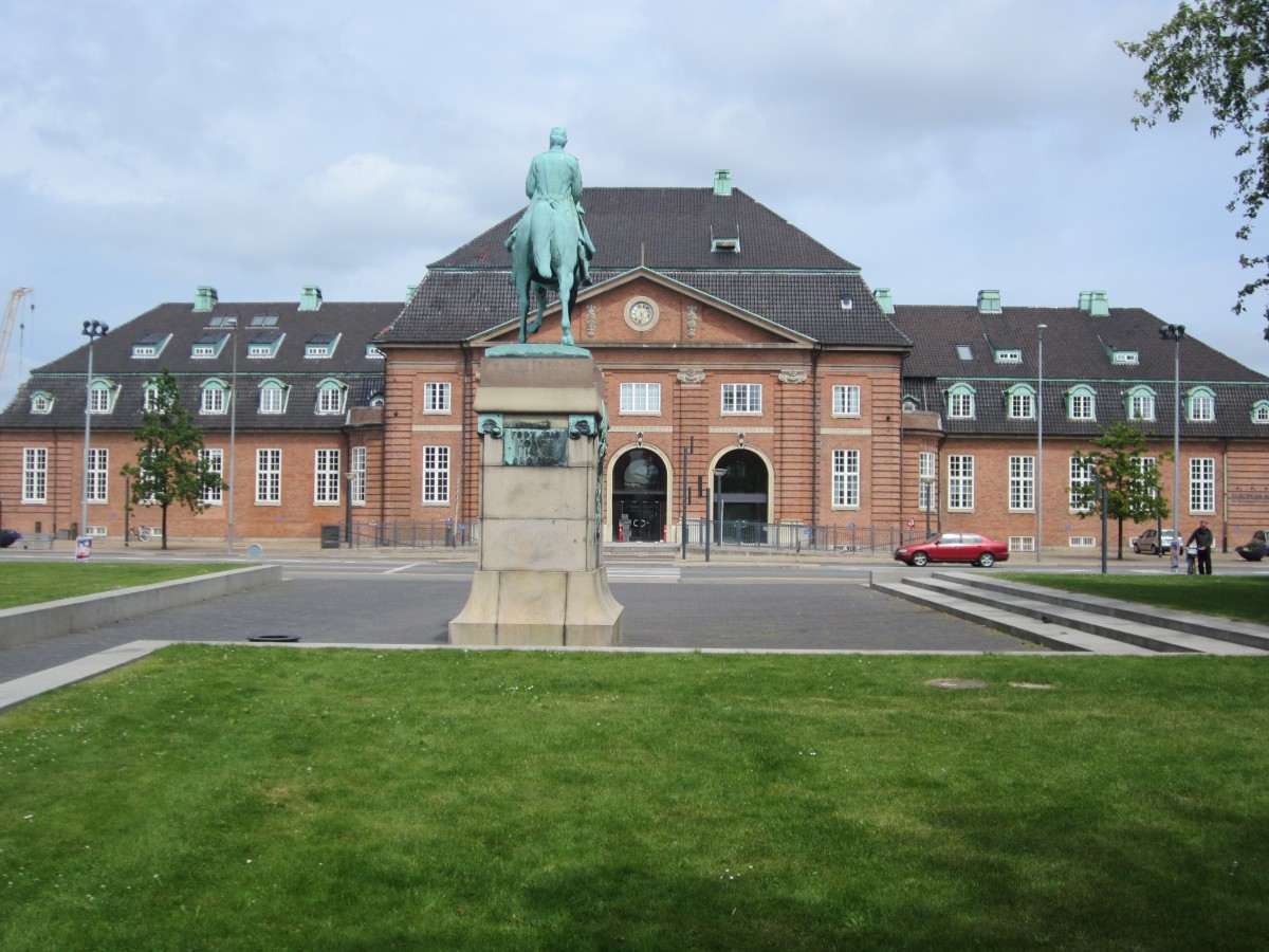 Hauptbahnhof von Odense, davor Christian X. Denkmal (14.07.2013)