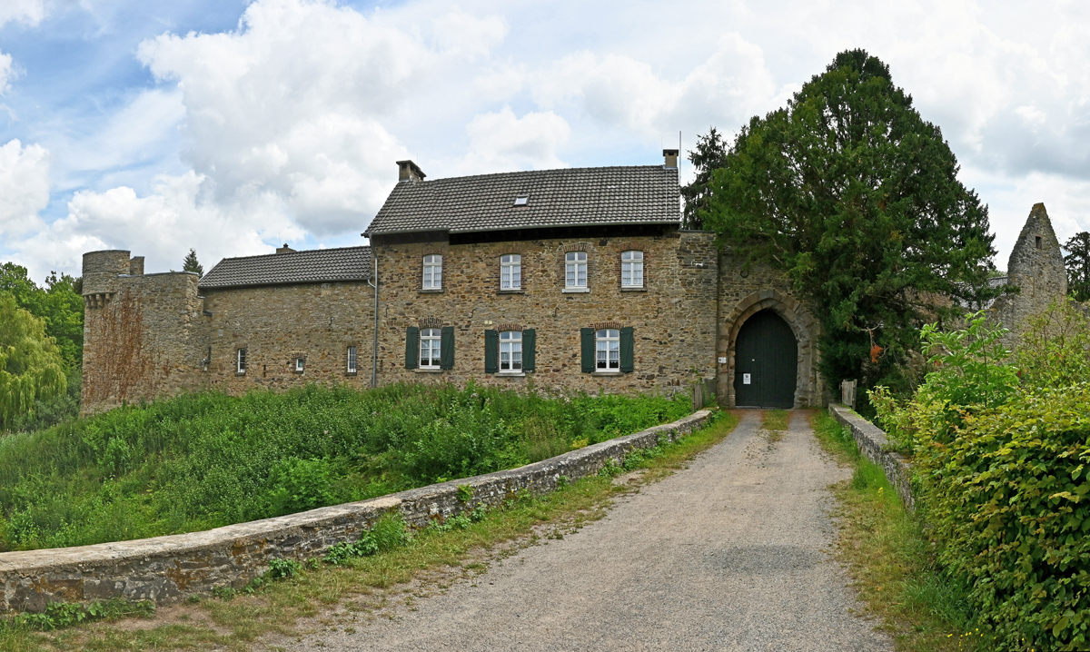 Haupteingang der Hardtburg, Wasserburg bei Eu-Stotzheim - 26.07.2020