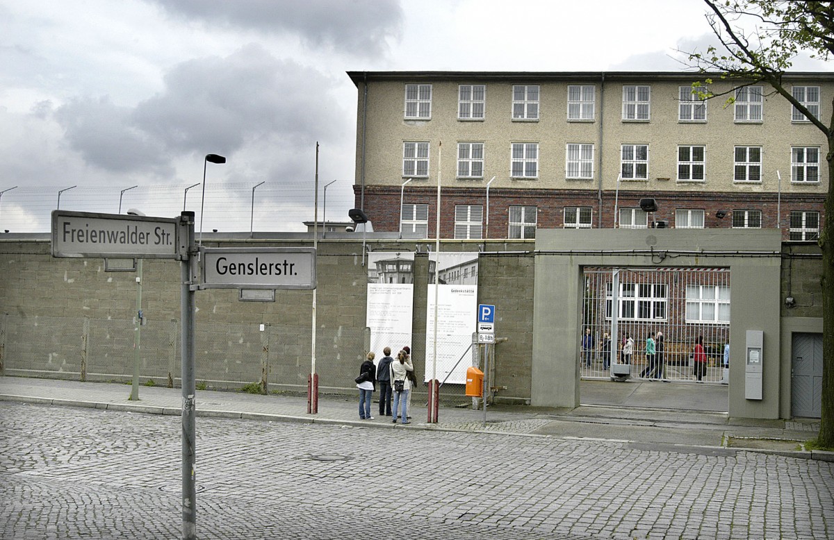 Haupteingang zur Gedenksttte Berlin-Hohenschnhausen. Sie besteht aus den Rumlichkeiten der ehemaligen zentralen Untersuchungshaftanstalt der Staatssicherheit der DDR, die von 1951 bis 1989 in Betrieb war. Aufnahme: 2. Mai 2008.