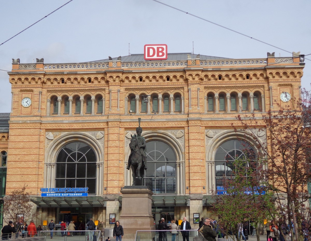 Haupteingang/Eingangsgebude des Hauptbahnhofs Hannover mit Ernst-August-Denkmal (23.03.14)