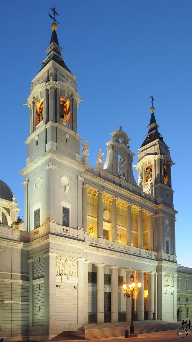 Hauptportal der rmisch-katholischen Almudena-Kathedrale in nchtlichen Madrid. (September 2011)