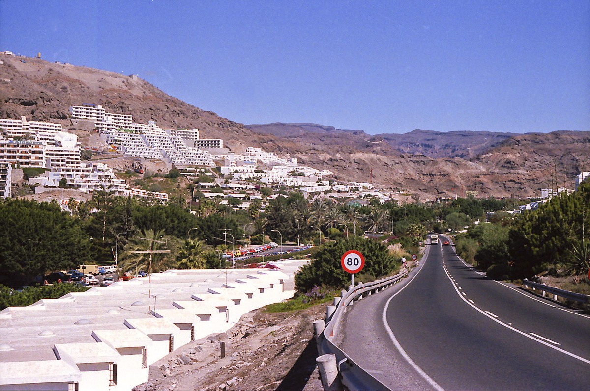 Hauptstrae GC-500 in Puerto Rico, Gran Canaria. Aufnahme: Februar 1986 (digitalisiertes Negativfoto).