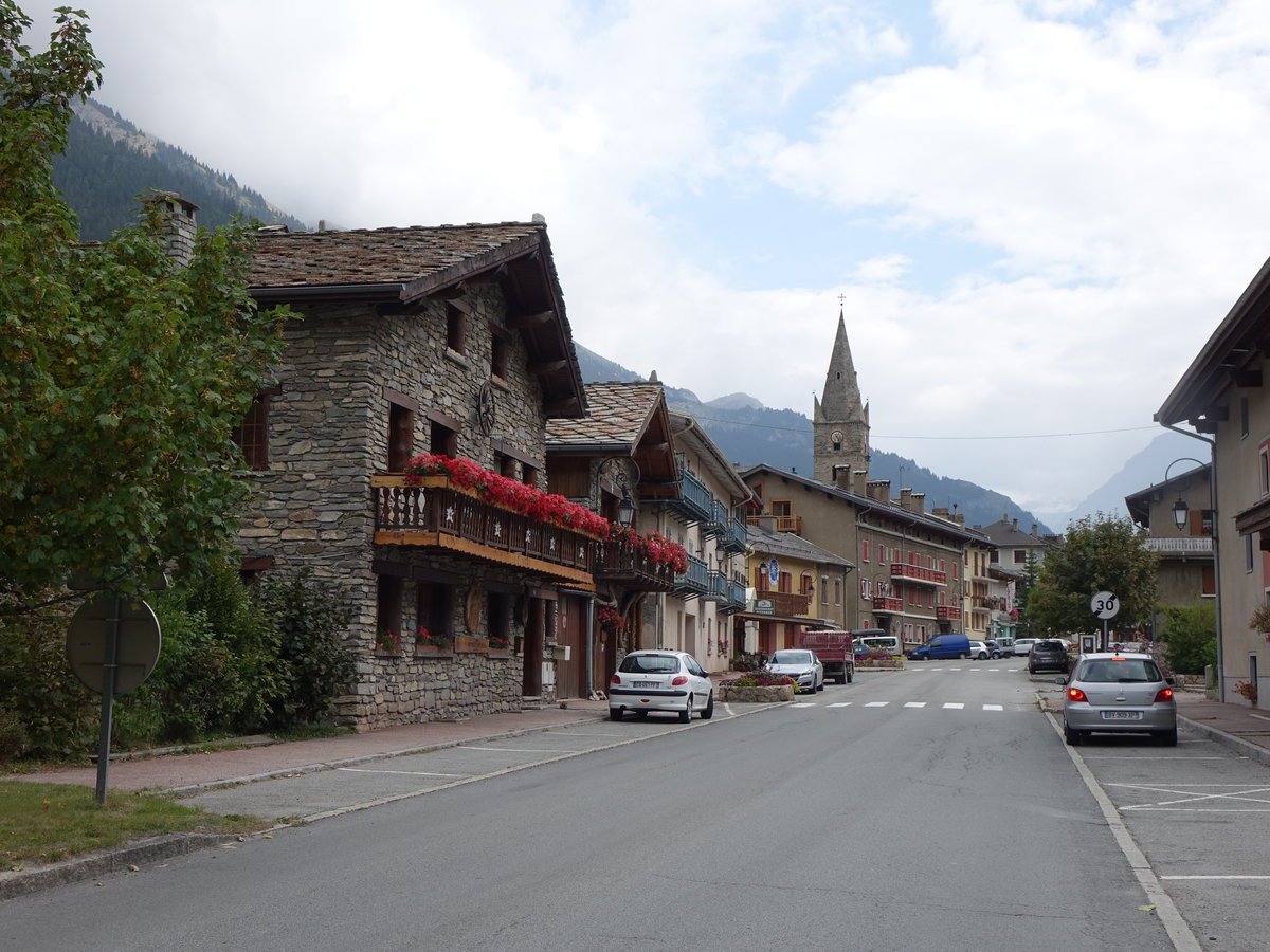 Hauptstrae mit Pfarrkirche von Lanslebourg (24.09.2016)