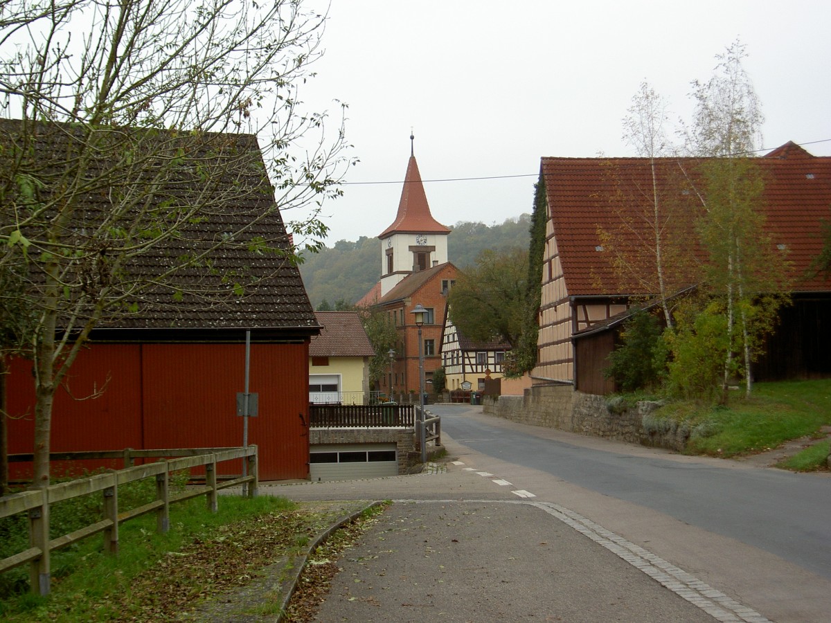 Hauptstrae von Tauberzell mit St. Veit Kirche (27.10.2014)