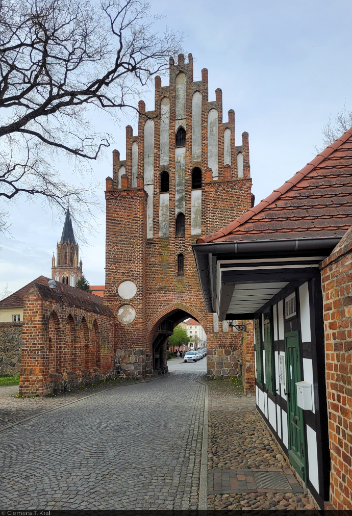 Haupttor des Stargarder Tores in Neubrandenburg mit Fachwerkbau, der in die Zwingermauer integriert wurde und einst als Zollhaus diente.
Im Hintergrund die Spitze der Konzertkirche.

🕓 13.4.2025 | 16:52 Uhr