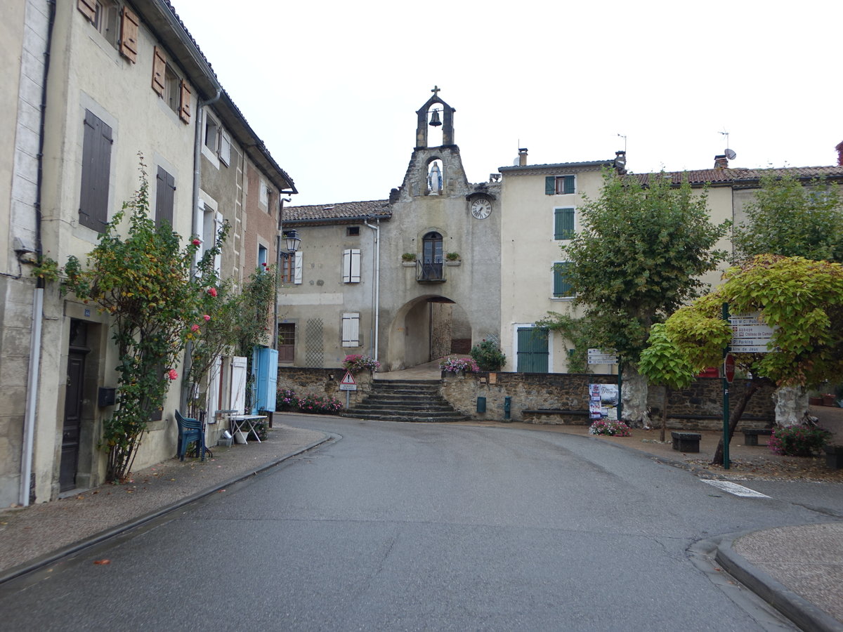 Haupttor der Ummauerung des Dorfes Camon in der Grande Rue (30.09.2017)