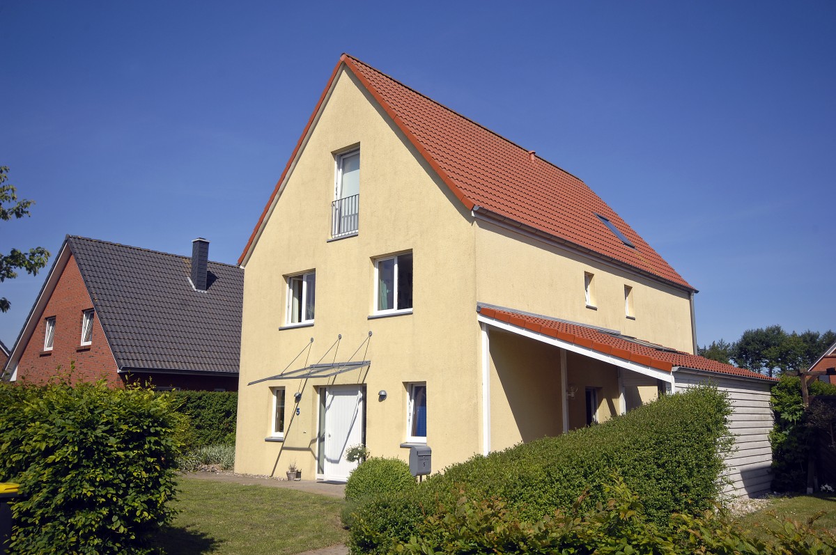 Haus Morten von der Firma Hft erbaut. Aufnahme: Gartenstadt im Ortsteil Weiche in Flensburg - Mai 2012.