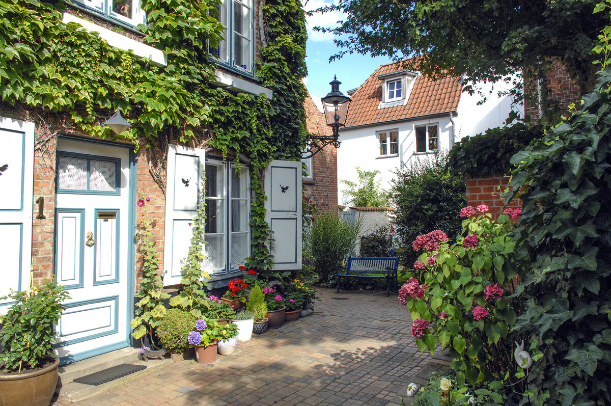 Haus am Bckergang in der Lbecker Innenstadt. Rund 90 Gnge, Torwege und Hfe gibt es noch heute in der Lbecker Altstadt. Die Gnge und Hfe in Lbeck sind ein berrest aus dem mittelalterlichen Stdtebau. Betritt man sie, so fhlt man sich in die Zeit der Hanse zurckversetzt.  Aufnahme: 21. August 2021.