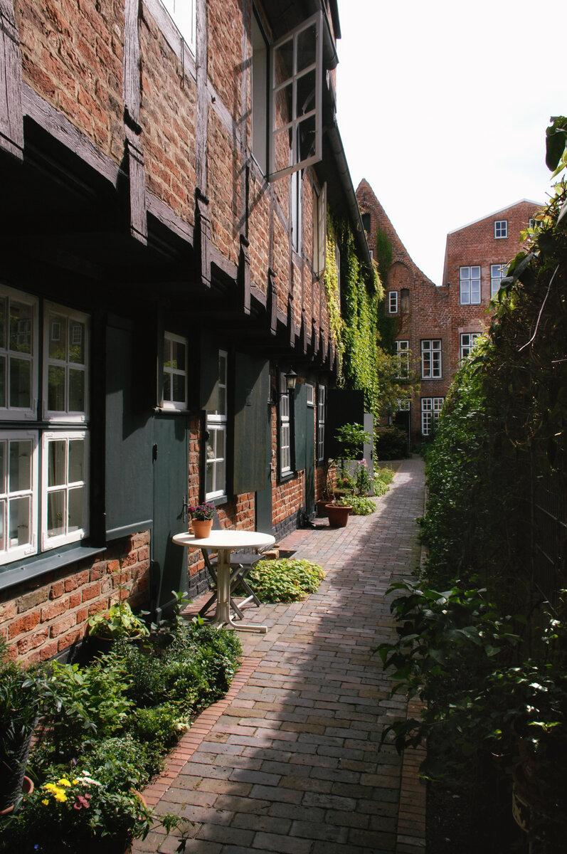 Haus am Glandorps Hof, Glockengieerstrae 45–53, Lbeck. 1612 gestiftet von Johann Glandorp. ltester der greren Stiftungshfe der Stadt. Vorderhaus aus der Grmndungszeit als langes Traufenhaus mit getreppten Zwerchgiebeln ausgebildet. Aufnahme: 21. August 2021.