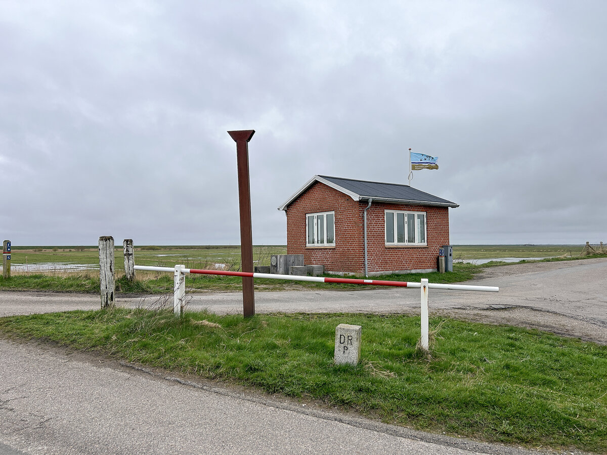 Haus am Grenzbergang Norddeich – Sieltoft (dnisch Siltoft). Sieltoft ist Dnemarks westlichster Grenzbergang. Aufnahme: 2. April 2024.