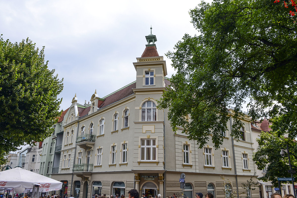 Haus am Plac Konstytucji 3 Maja (bis 1945: Markt) in Zoppot / Sopot. Aufnahme: 16. August 2019.