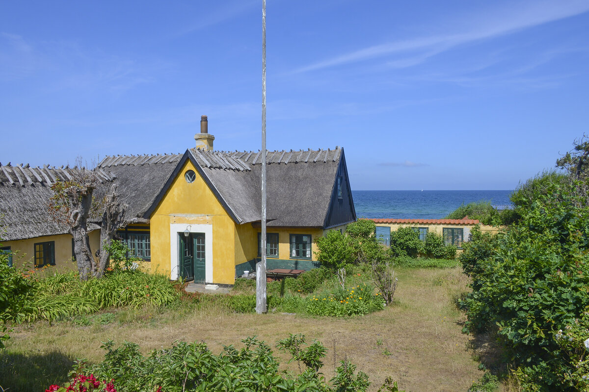 Haus am Strandvejen in Tisvildeleje, Nordseeland. Aufnahme: 21. Juni 2023.