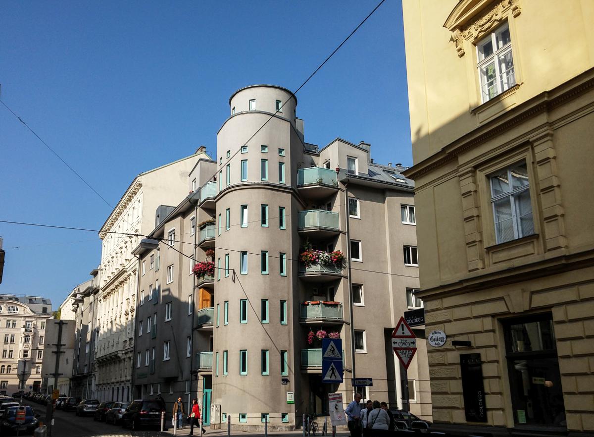 Haus an der Kreuzung der Goldeggstr. und der Argentinienstr. in Wien. Aufnahmedatum: 23.09.2017