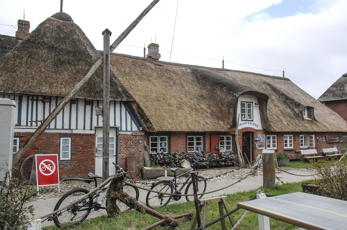 Haus auf Hanswarft der Hallig Hooge im nordfriesischen Wattenmeer. Aufnahme: 4. Oktober 2021.