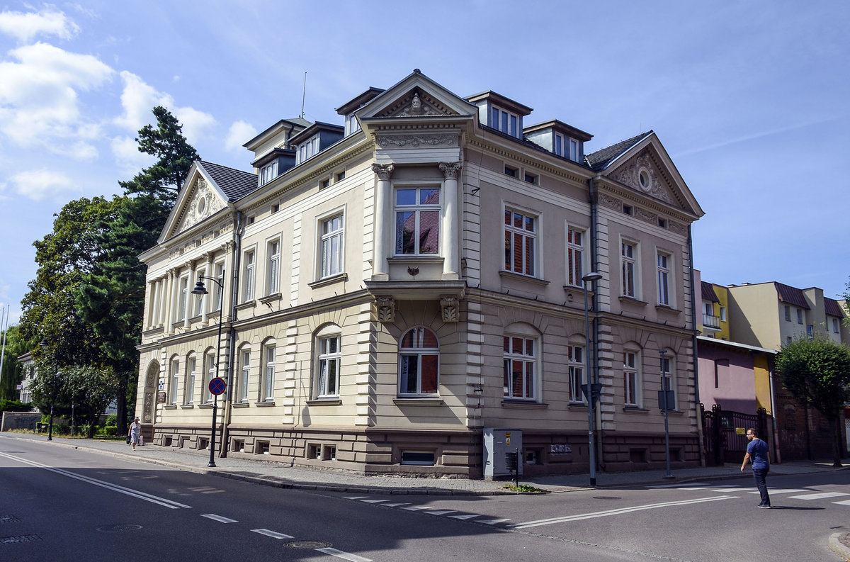 Haus aus der deutschen Grnderzeit - Ecke Ul. Marii Konopnickiej/Ul. Armii Krajowej (bis 1945 Paradestrae) in Lębork (Lauenburg in Pommern). Aufnahme: 19. August 2020.
