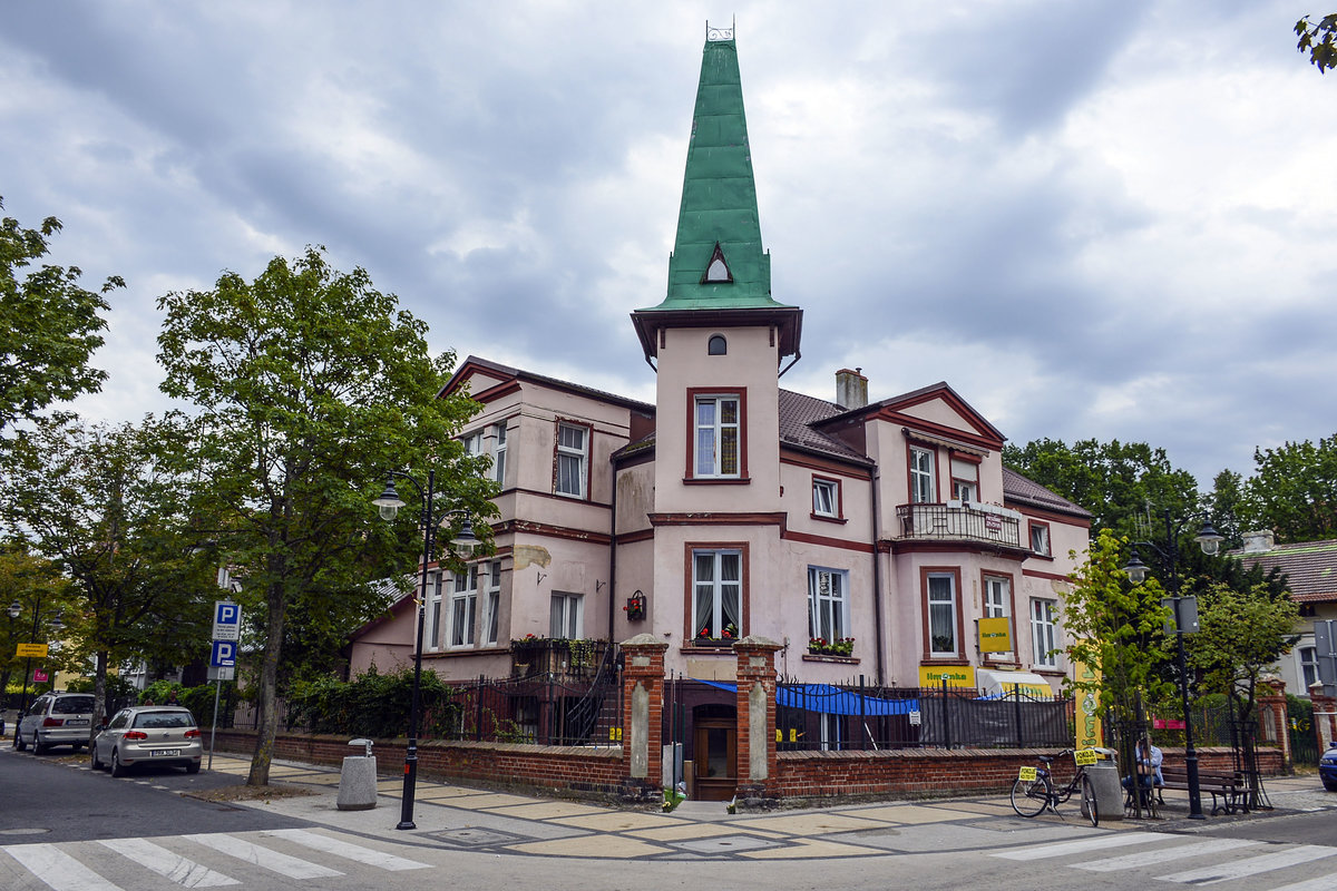 Haus aus der deutschen Grnderzeit in Ulica Żeromskiego (bis 1945 Villenstrae) in Ustka (Stolpmnde) in Hinterpommern. Aufnahme: 21. August 2020.