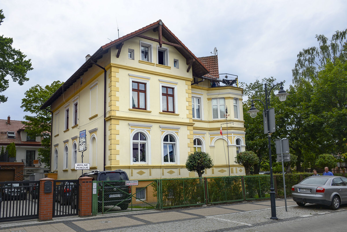 Haus aus der deutschen Grnderzeit in Ulica Żeromskiego (bis 1945 Villenstrae) in Ustka (Stolpmnde) in Hinterpommern. Aufnahme: 21. August 2020.