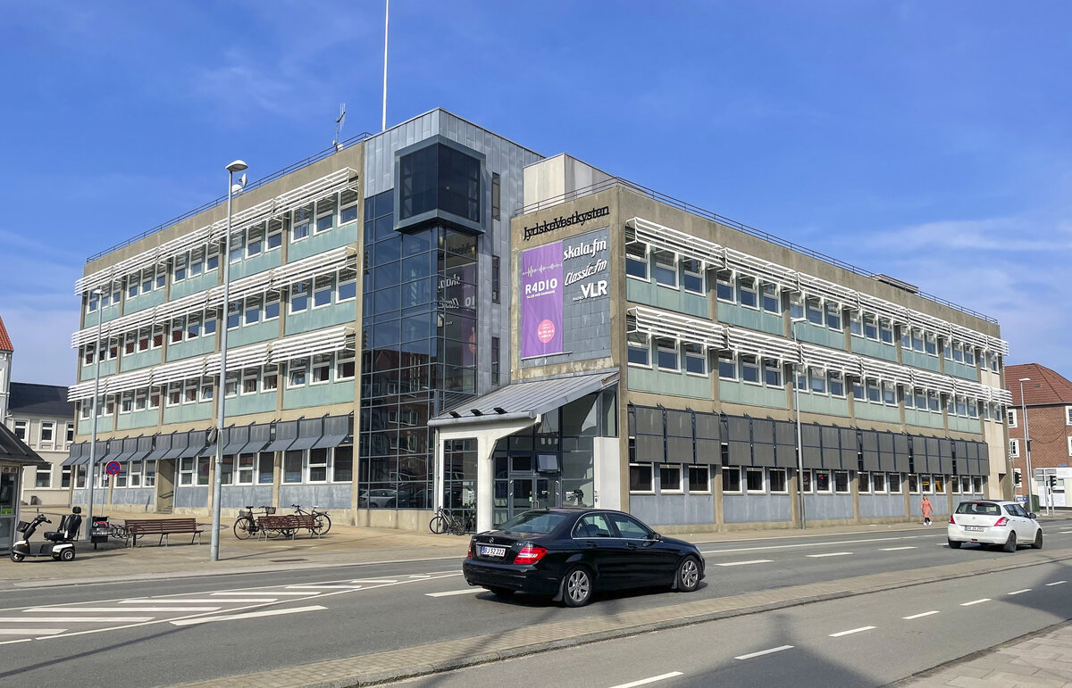 Haus des Zeitungsverlags JydskeVestkysten in Esbjerg. JydskeVestkysten ist die grte regionale Tageszeitung in Dnemark.  Ihr Verbreitungsgebiet deckt das sdliche und westliche Jtland einschlielich Nordschleswig ab. Aufnahme: 25. Mrz 2022.