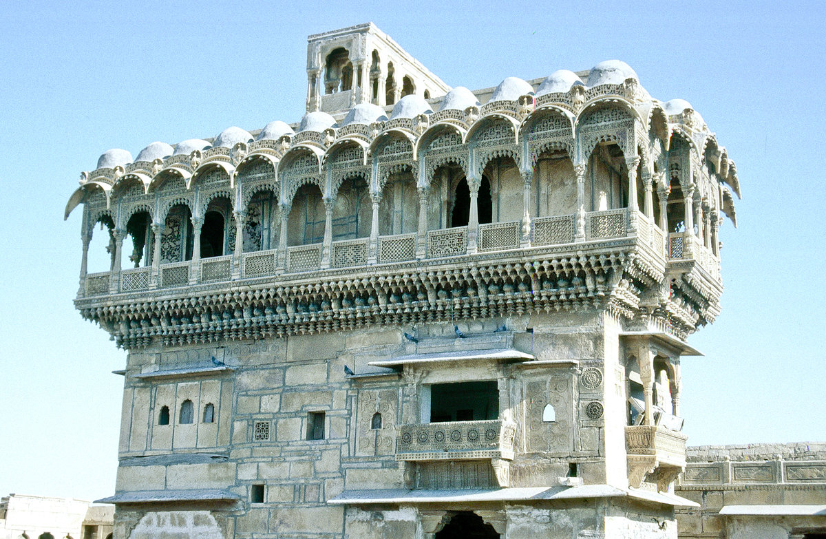 Haus im Historischen Stadtkern von Jaisalmer. Bild vom Dia. Aufnahme: November 1988.