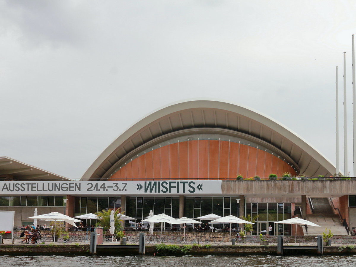 Haus der Kulturen der Welt (Kongresshalle) am 24. Juni 2017 gesehen von der Spree in Berlin.