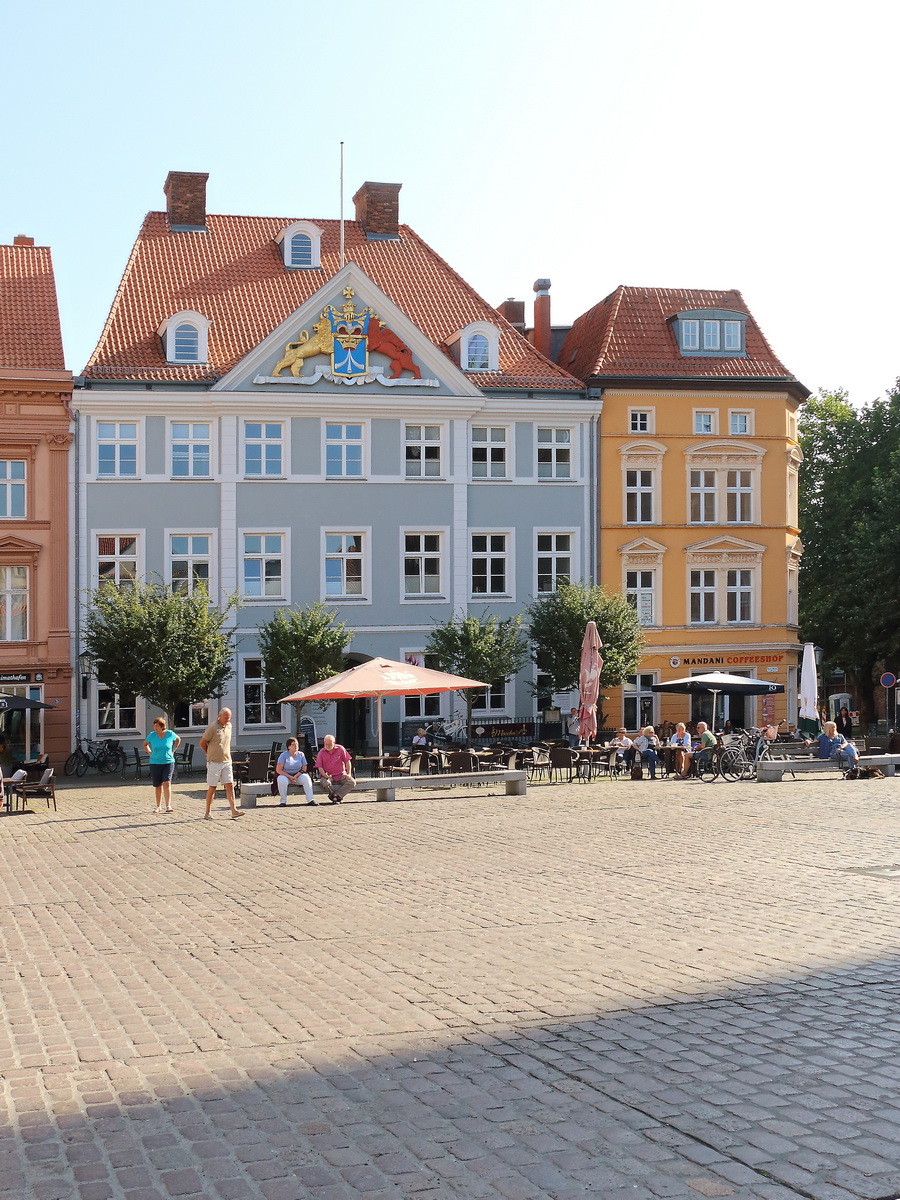 Haus mit Wappentier am alten Markt in Stralsund am 22. September 2020.
