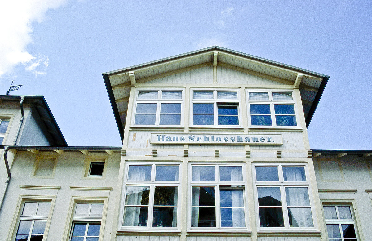 Haus Schlosshauer in Ahlbeck auf der Insel Usedom. Bild vom Dia. Aufnahme: Juli 2001.