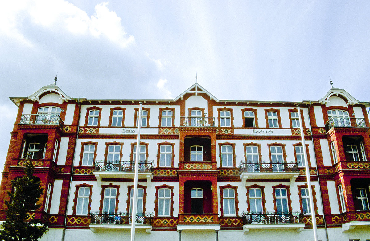 Haus Seeblick in Albeck auf der Insel Usedom. Bild vom Dia. Aufnahme: Juli 2001.