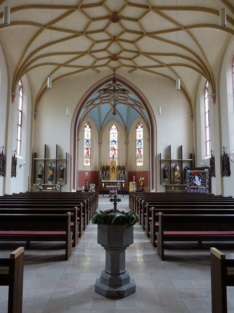 Haus im Wald, neugotischer Innenraum der Pfarrkirche Herz Jesu (24.05.2015)